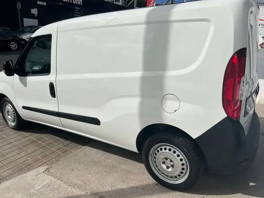 Usado Fiat Doblò 95 CV (69 kW) 2017 Blanco Monovolumen