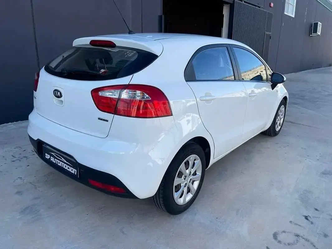 Usado Kia Rio 75 CV (55 kW) 2016 Blanco Utilitario