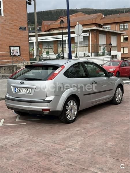 Usado Ford Focus Trend 90 CV (66 kW) 2005 Gris / plata Berlina