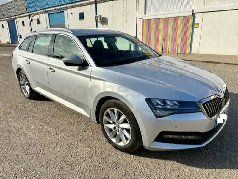 Usado Skoda Superb Ambition 150 CV (110 kW) 2022 Gris / plata Familiar
