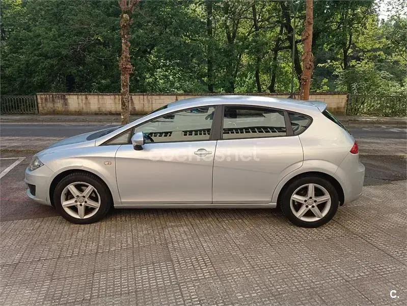 Begagnad Seat Leon Reference 105 HK (77 kW) 2010 Grå Halvkombi