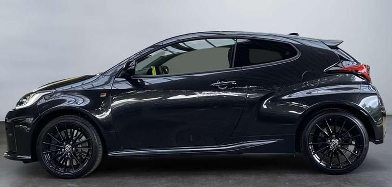 Usado Toyota Yaris 261 CV (191 kW) 2024 Negro Utilitario