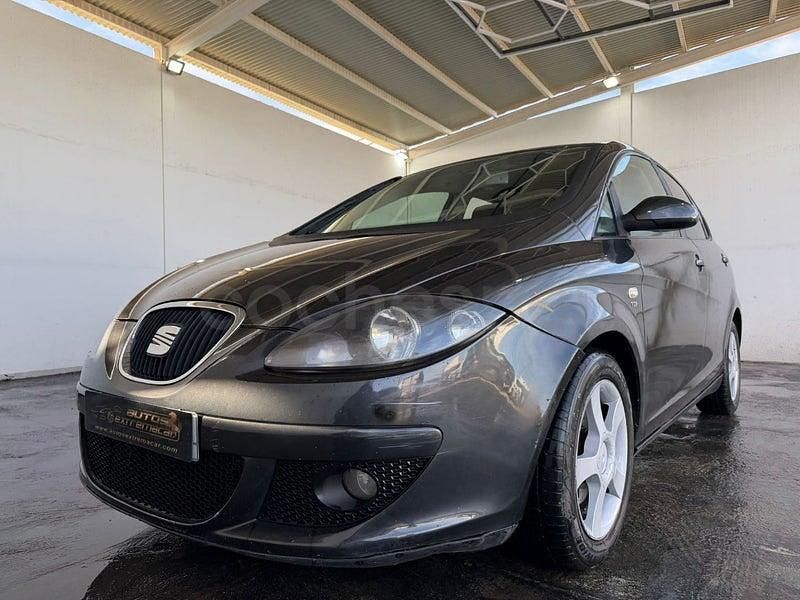 Usado Seat Altea Sport 105 CV (77 kW) 2005 Gris / plata Monovolumen