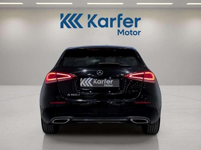 Usado Mercedes A180 116 CV (85 kW) 2019 Negro Utilitario
