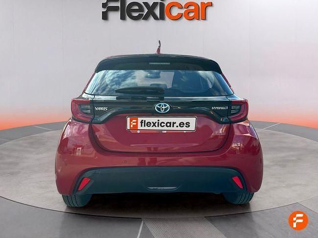 Usado Toyota Yaris Hybrid Style 116 CV (85 kW) 2022 Rojo Berlina