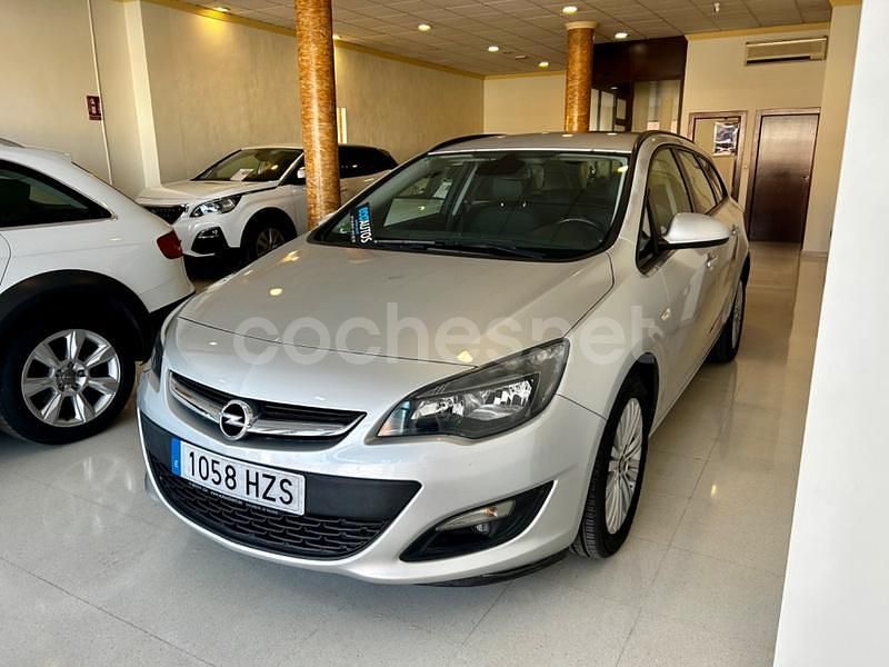 Usado Opel Astra Excellence 110 CV (80 kW) 2014 Gris / plata Familiar