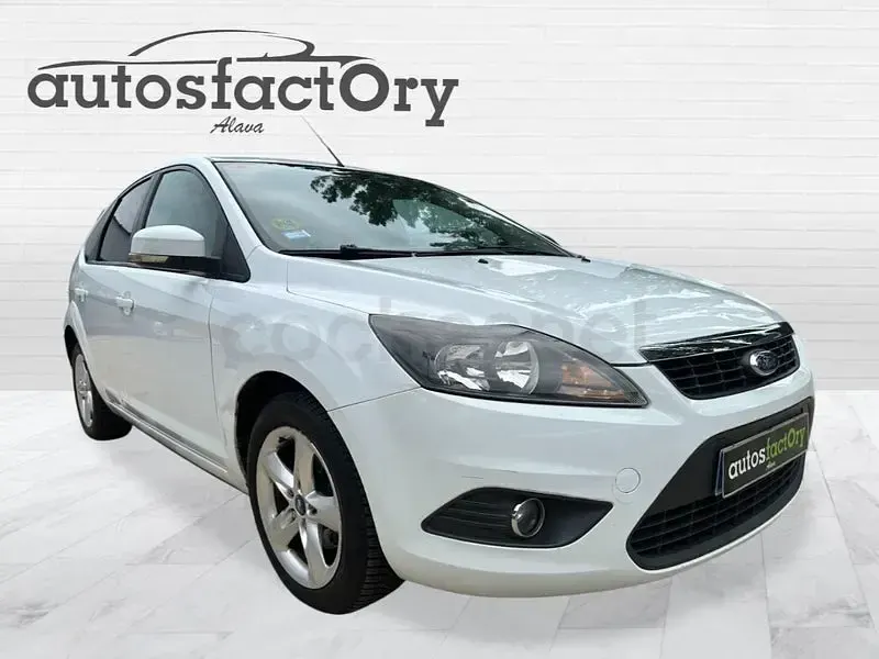 Usado Ford Focus Trend 109 CV (80 kW) 2009 Blanco Berlina