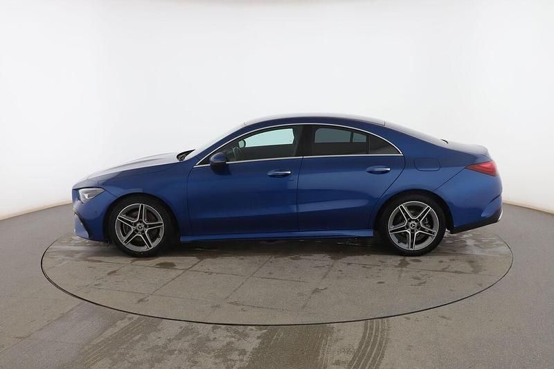 Usado Mercedes CLA200 AMG line 150 CV (110 kW) 2025 Azul Berlina