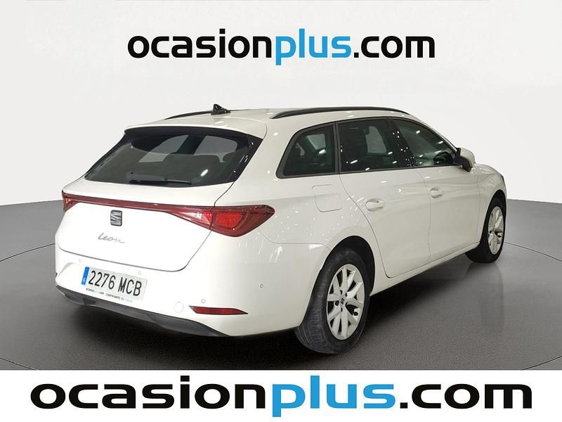 Używany Seat Leon Style 110 KM (80 kW) 2022 Biały Minivan