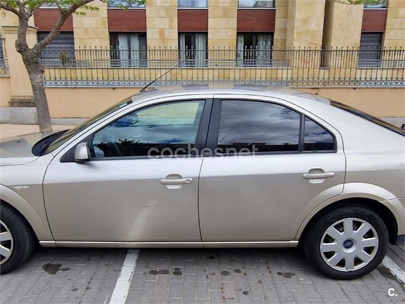 Usado Ford Mondeo Trend 115 CV (84 kW) 2005 Beige Berlina
