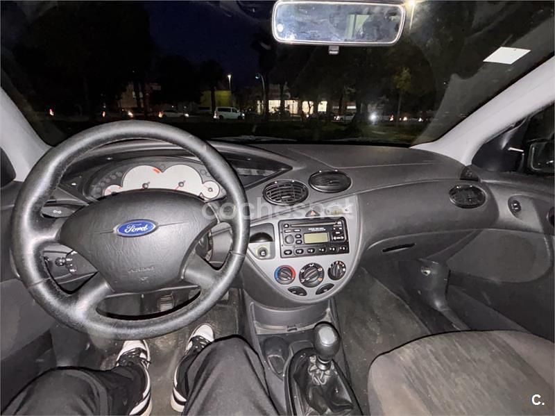 Usado Ford Focus Trend 100 CV (73 kW) 2004 Gris / plata Berlina