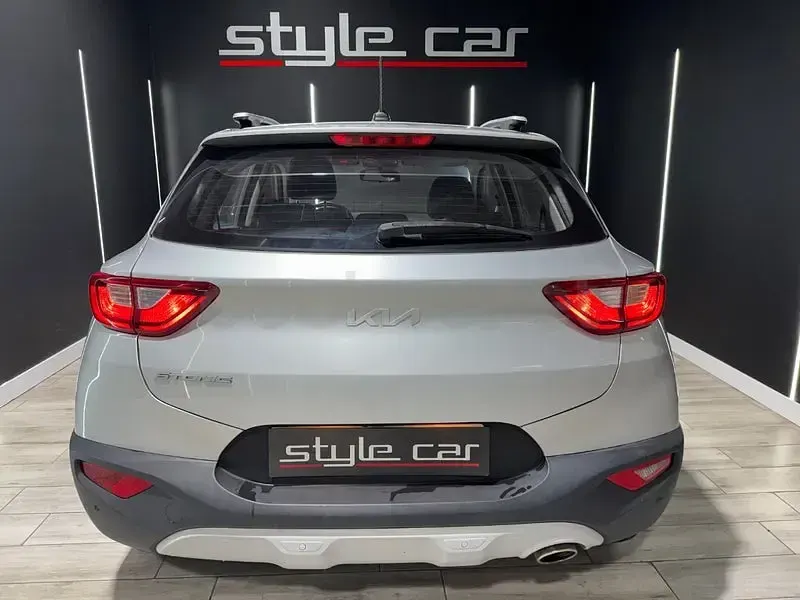 Usado Kia Stonic 101 CV (74 kW) 2022 Gris / plata SUV