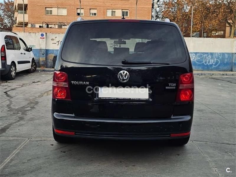 Usado VW Touran 105 CV (77 kW) 2010 Negro Monovolumen
