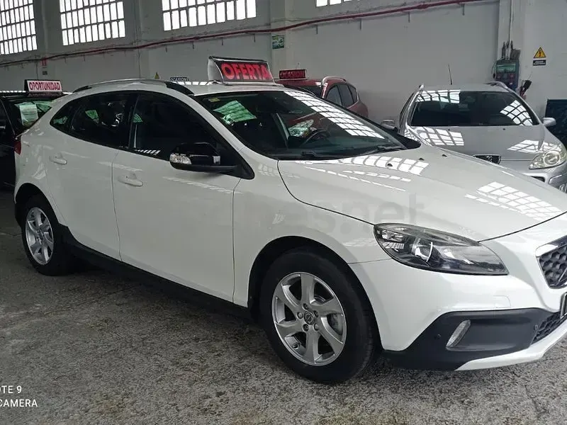 Usado Volvo V40 CC Momentum 115 CV (84 kW) 2015 Blanco Familiar