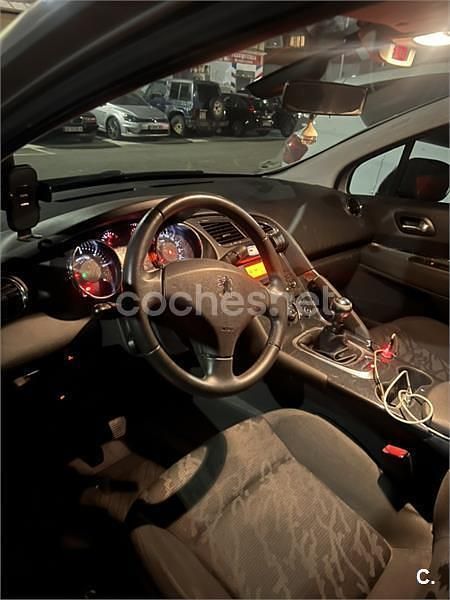 Usado Peugeot 3008 112 CV (82 kW) 2012 Gris / plata Familiar
