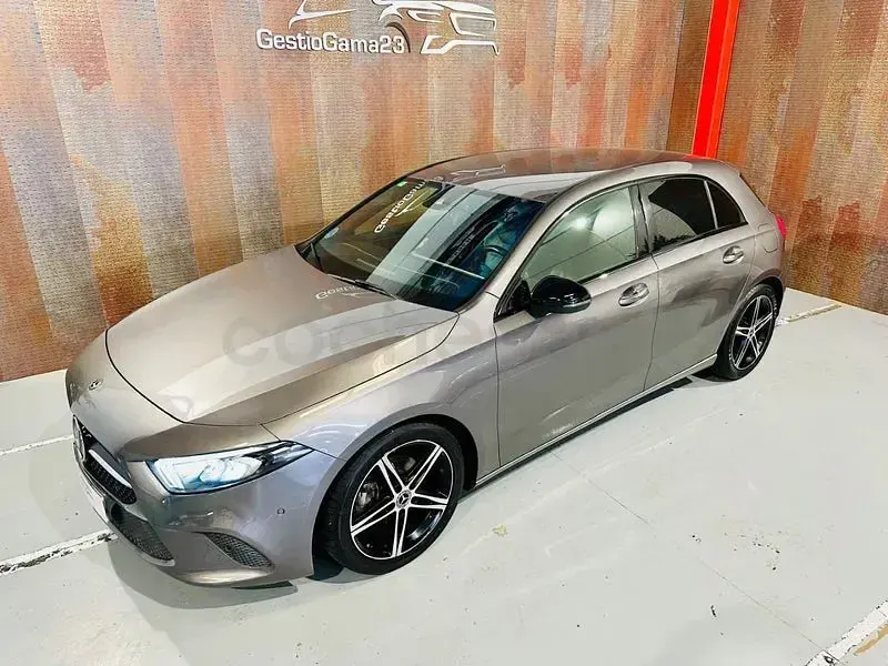 Usado Mercedes A180 116 CV (85 kW) 2019 Gris / plata Berlina