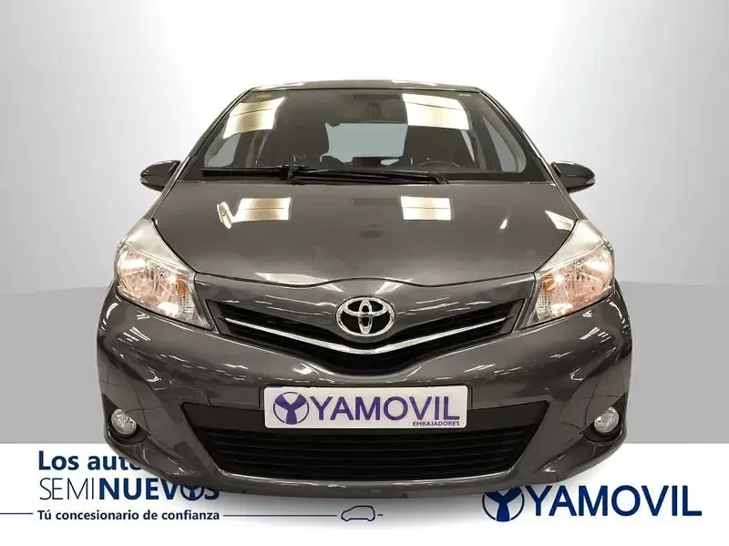 Usado Toyota Yaris Active 90 CV (66 kW) 2013 Gris Berlina
