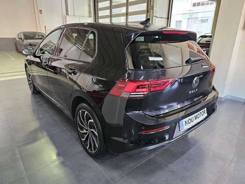 Usado VW Golf VIII Life 131 CV (96 kW) 2021 Negro Utilitario
