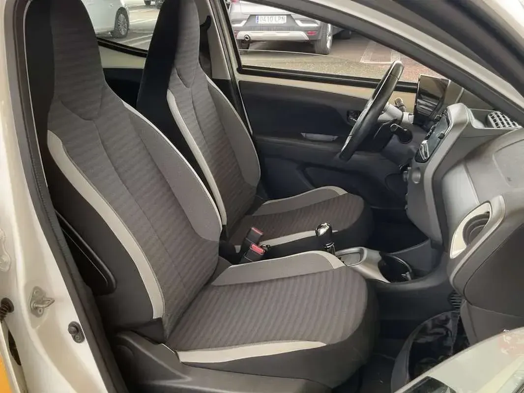 Usado Toyota Aygo X-play 71 CV (52 kW) 2019 Blanco Utilitario