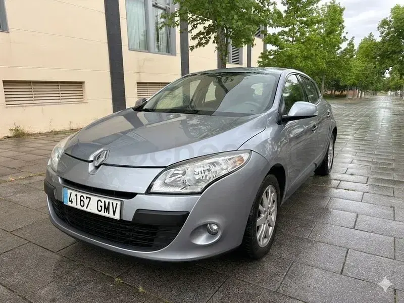 Usado Renault Mégane Expression 85 CV (62 kW) 2010 Gris / plata Berlina