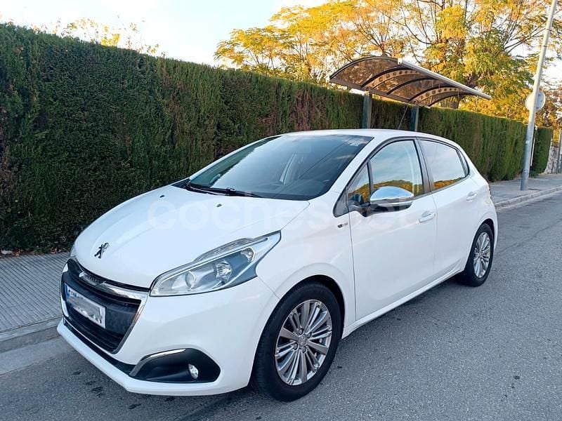 Blanco Usado 2017 Peugeot 208 Style Utilitario | 6400 € (Buen precio) - Imagen 1/4