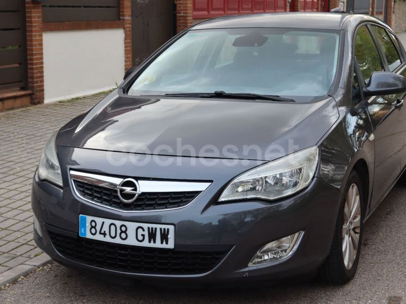 Gris / plata Usado 2010 Opel Astra Sport Berlina | 4300 € (Buen precio) - Imagen 1/4