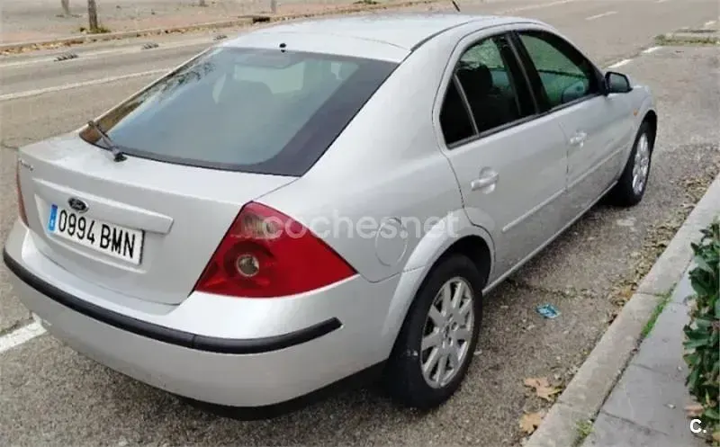Usado Ford Mondeo Trend 115 CV (84 kW) 2001 Gris / plata Berlina