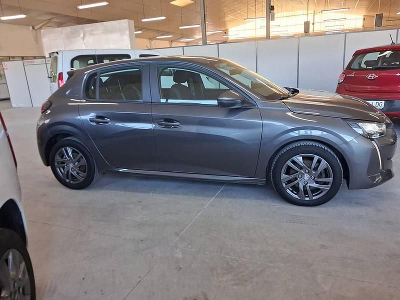 Usado Peugeot 208 Active 100 CV (73 kW) 2021 Gris Utilitario