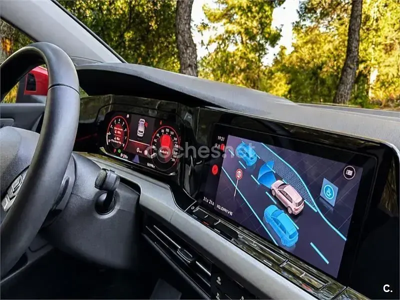 Usado VW Golf VIII Life 150 CV (110 kW) 2021 Rojo Berlina