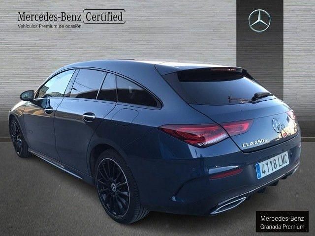 Usado Mercedes CLA250e Shooting Brake 218 CV (160 kW) 2021 Azul denim Familiar