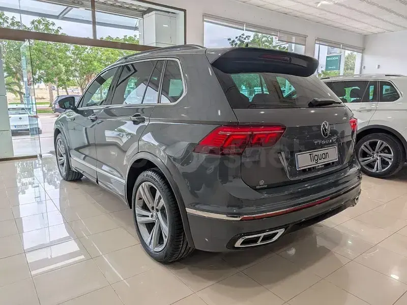 Usado VW Tiguan R-line 150 CV (110 kW) 2022 Gris / plata SUV