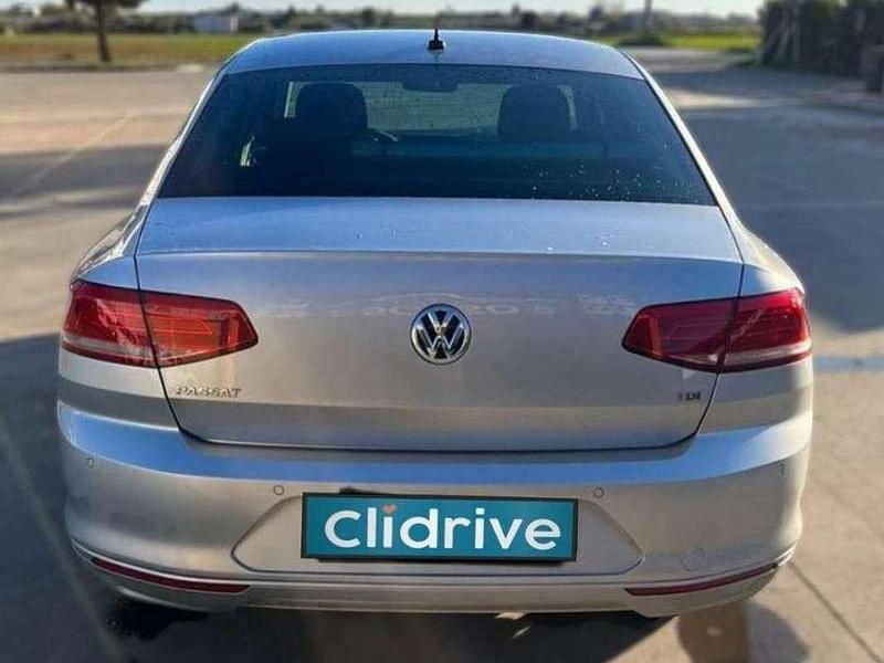 Usado VW Passat Advance 120 CV (88 kW) 2017 Gris Berlina