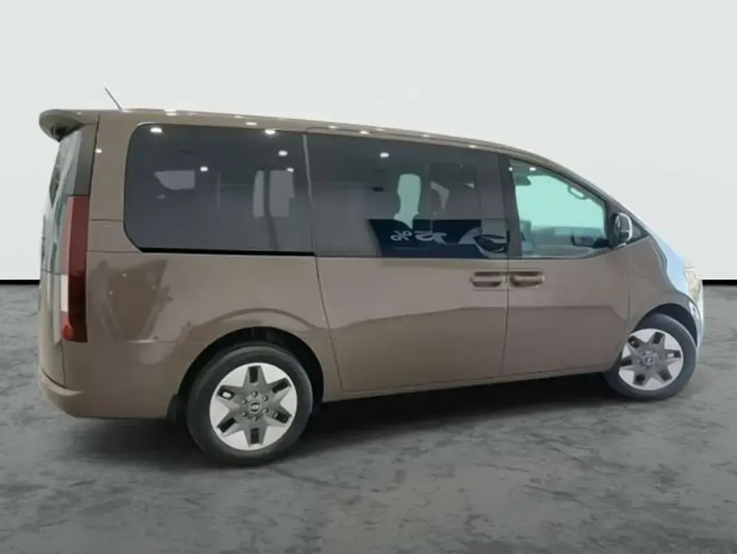 Usado Hyundai Staria 226 CV (166 kW) 2025 Gris Monovolumen