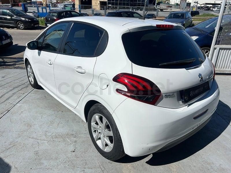 Begagnad Peugeot 208 Active 82 HK (60 kW) 2014 Vit Halvkombi