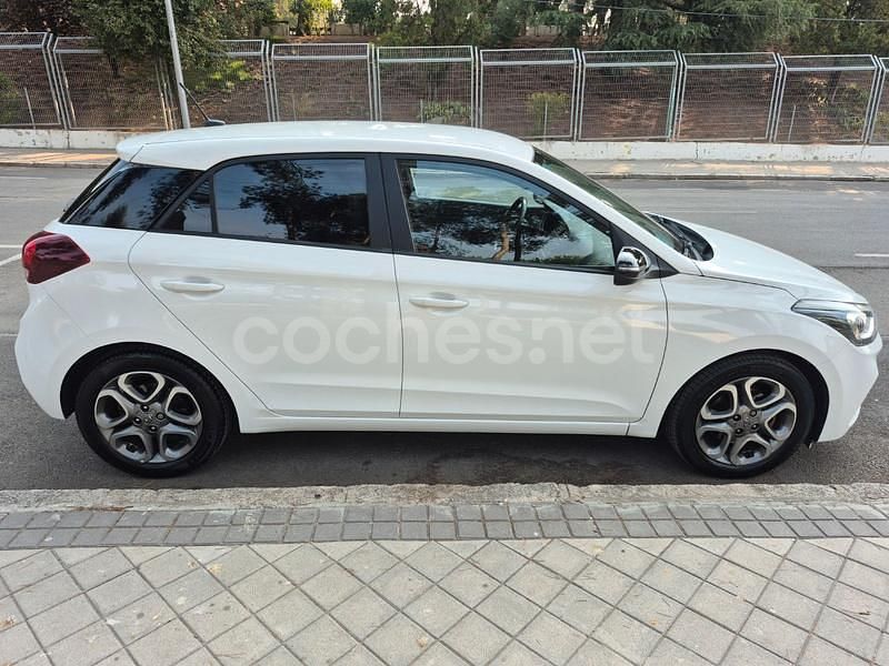 Usado Hyundai i20 100 CV (73 kW) 2019 Blanco Utilitario
