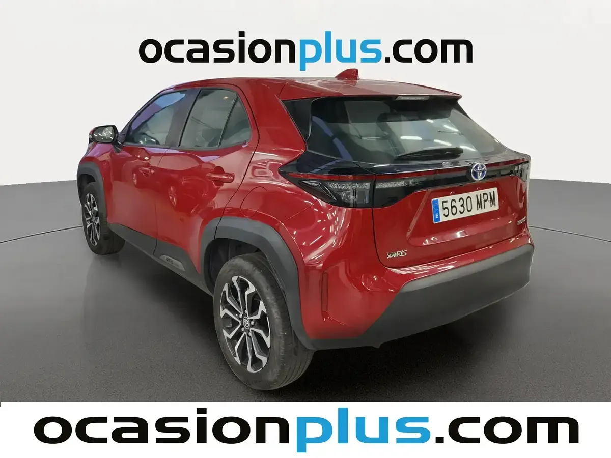 Usado Toyota Yaris Hybrid Active 116 CV (85 kW) 2024 Rojo Pickup/Camioneta