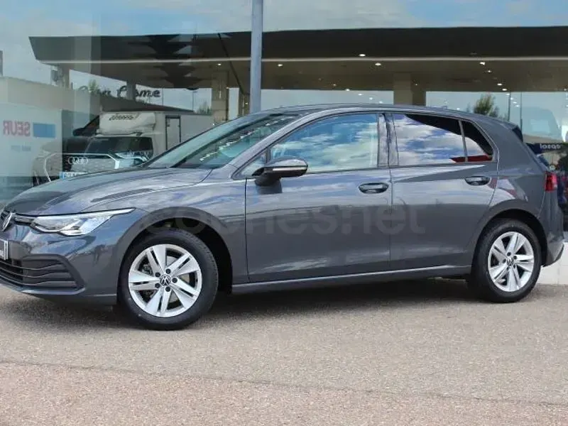 Usado VW Golf VIII Life 110 CV (80 kW) 2022 Gris / plata Berlina