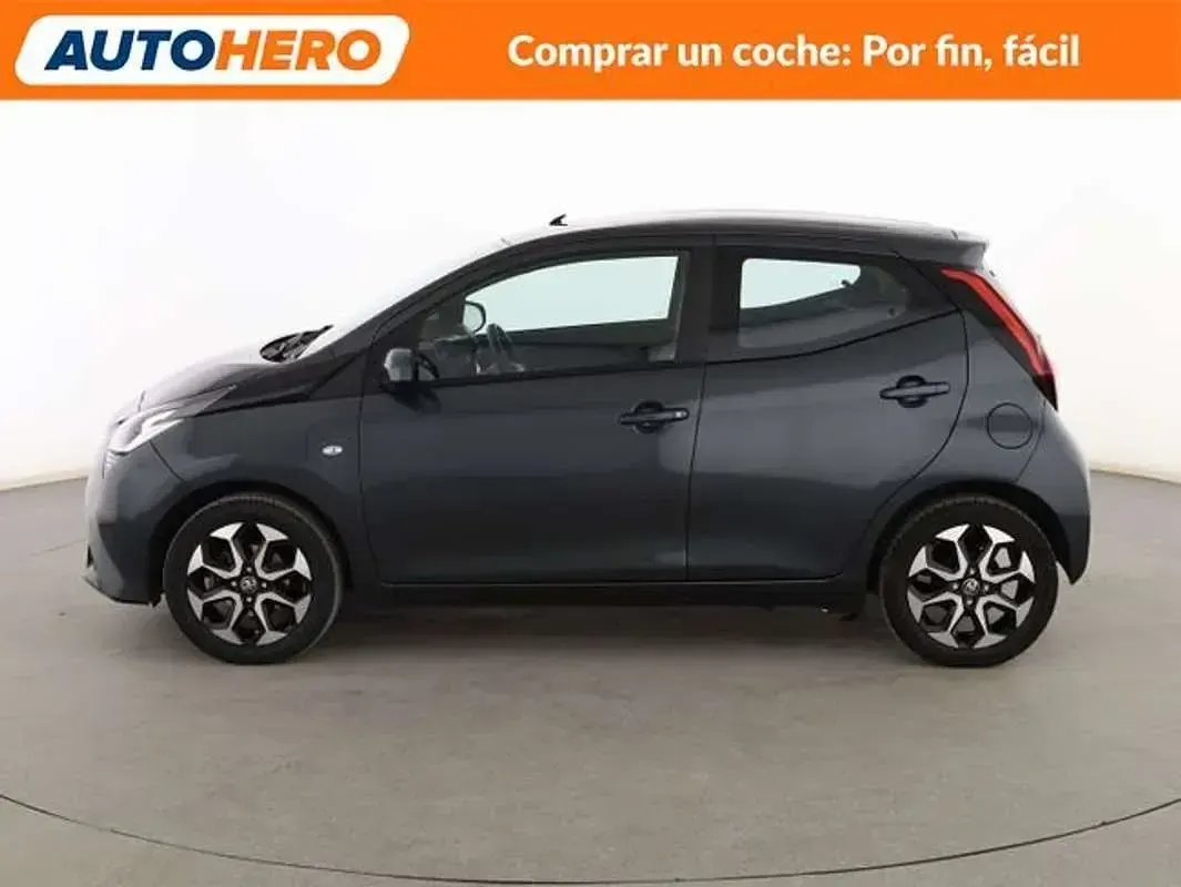 Usado Toyota Aygo X-play 69 CV (50 kW) 2020 Negro Utilitario