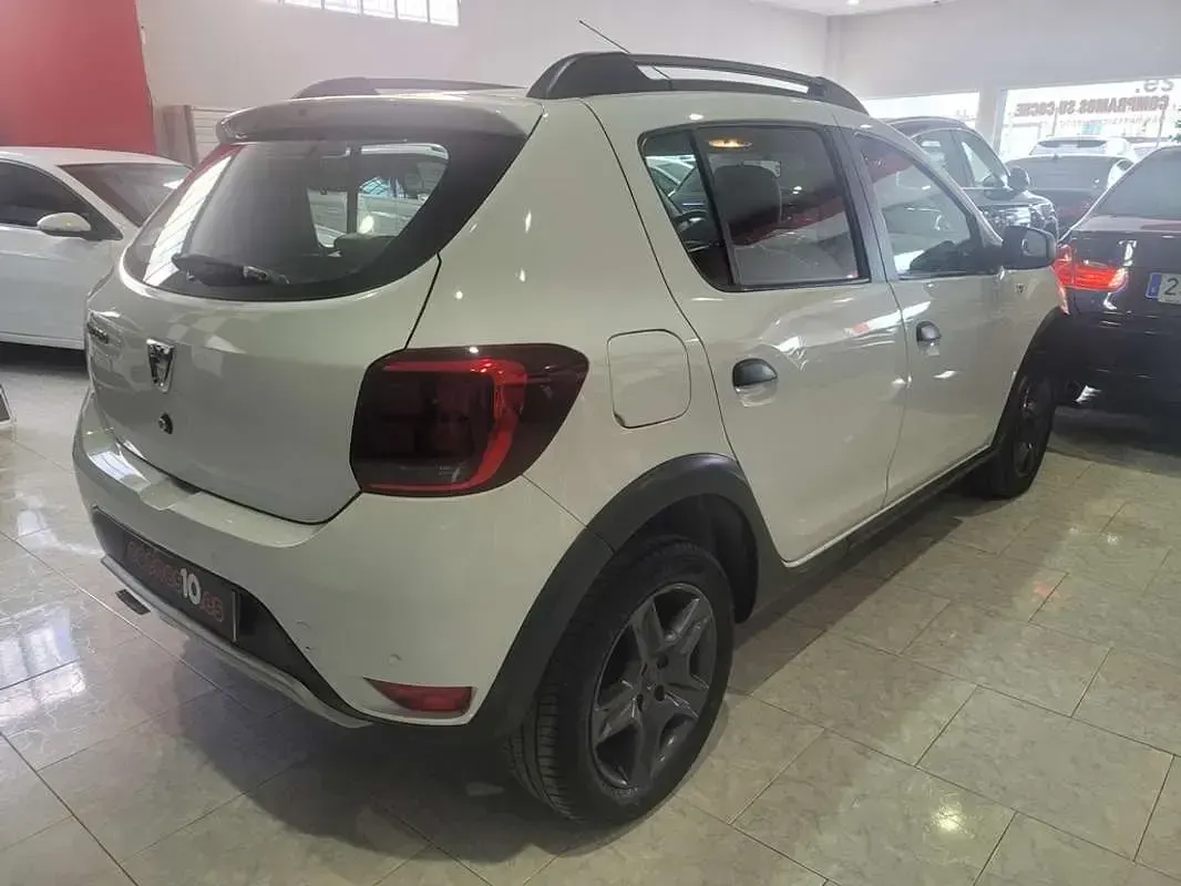 Usado Dacia Sandero Comfort 90 CV (66 kW) 2018 Blanco Utilitario