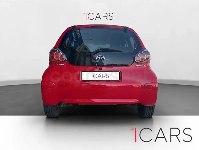 Usado Toyota Aygo City 68 CV (50 kW) 2013 Rojo Utilitario