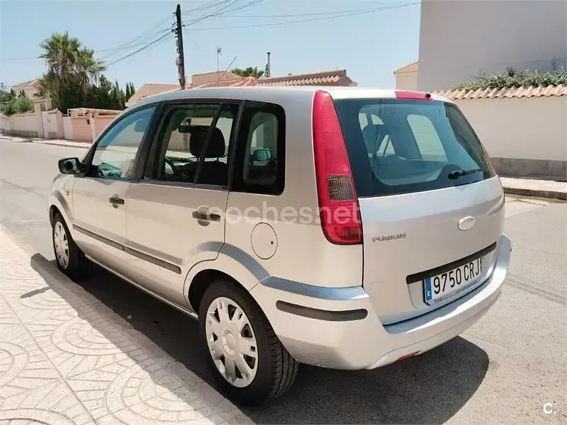 Usado Ford Fusion Trend 80 CV (58 kW) 2004 Gris / plata Utilitario