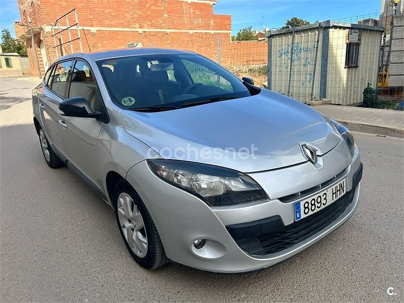 Usado Renault Mégane Dynamique 110 CV (80 kW) 2012 Gris / plata Berlina