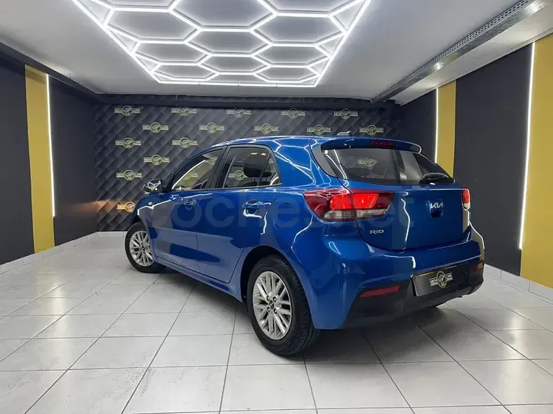 Usado Kia Rio 100 CV (73 kW) 2022 Azul Berlina