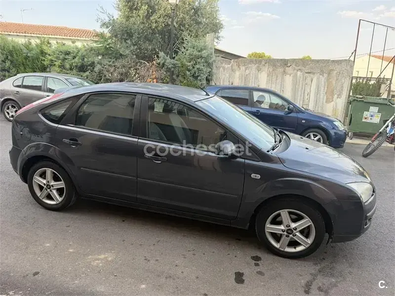 Usado Ford Focus Titanium 117 CV (86 kW) 2017 Gris / plata Berlina