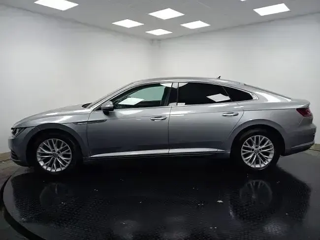 Usado VW Arteon 151 CV (111 kW) 2019 Gris Berlina