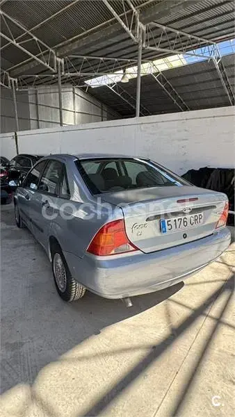 Usado Ford Focus Ambiente 90 CV (66 kW) 2004 Azul Berlina