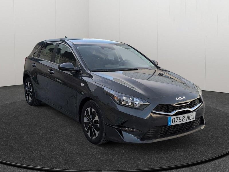 Usado Kia Ceed 100 CV (73 kW) 2025 Gris / plata Utilitario