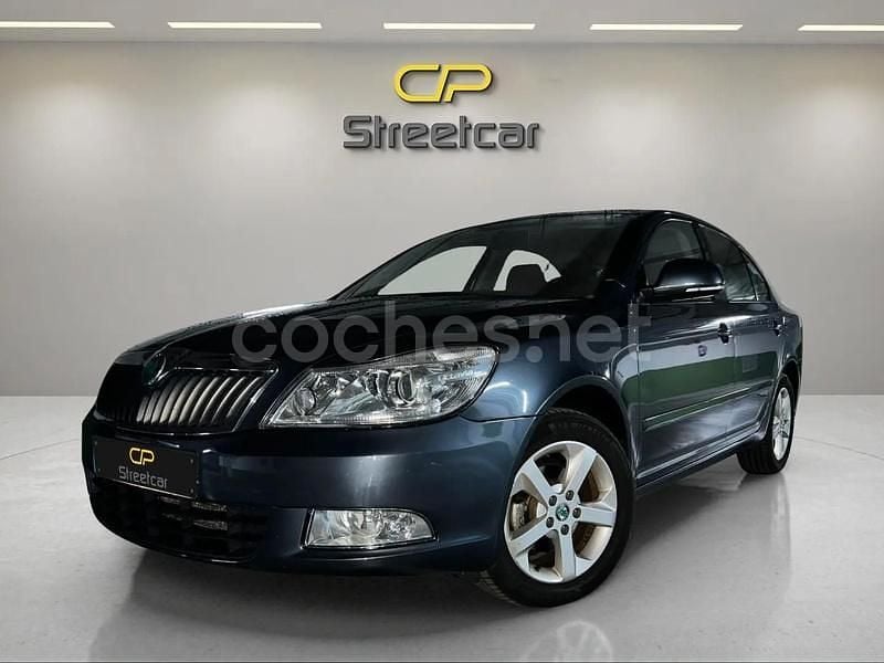 Gris / plata Usado 2012 Skoda Octavia Ambition Berlina | 6790 € (Buen precio) - Imagen 1/4
