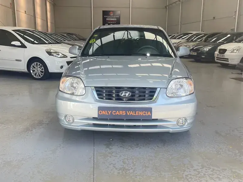 Usado Hyundai Accent GLS 105 CV (77 kW) 2005 Gris / plata Berlina