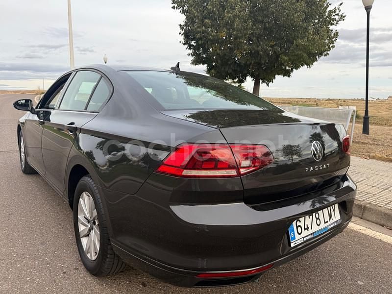 Usado VW Passat 150 CV (110 kW) 2021 Gris / plata Familiar